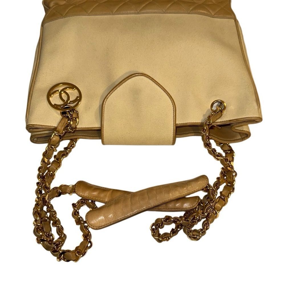 Chanel Chic Two-Tone Designer Tote Bag - Picture 8 of 15